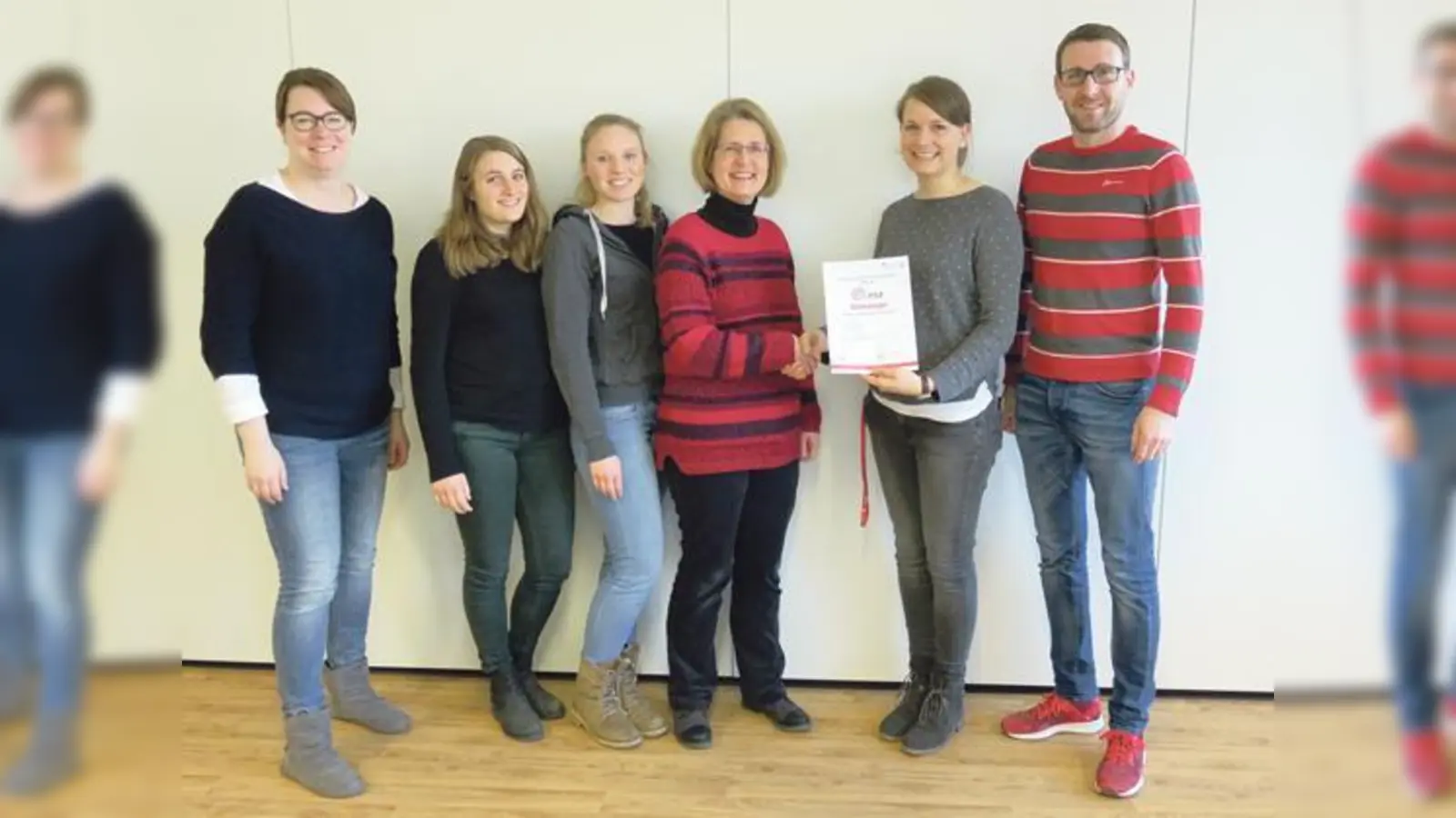 Daniela Wittig und Ihr Team freuen sich über die Urkunde	 (Foto: Caritas)