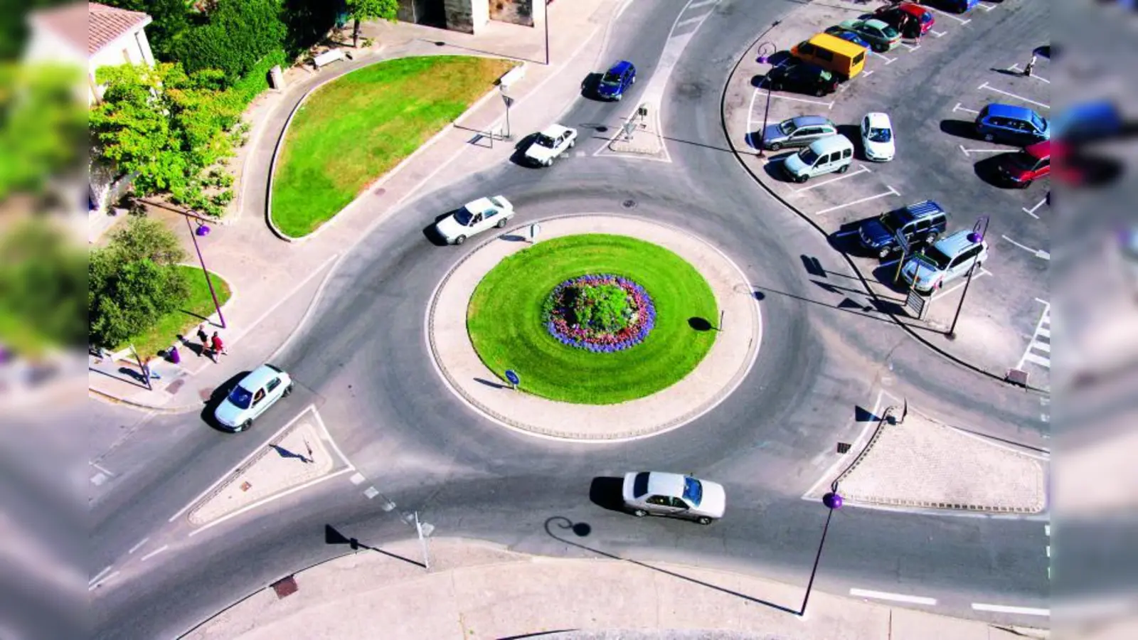 Vorsicht beim Einfahren: Fahrzeuge im Kreisverkehr haben meist Vorfahrt. (Foto: Pixelwolf2 - Fotolia.com)