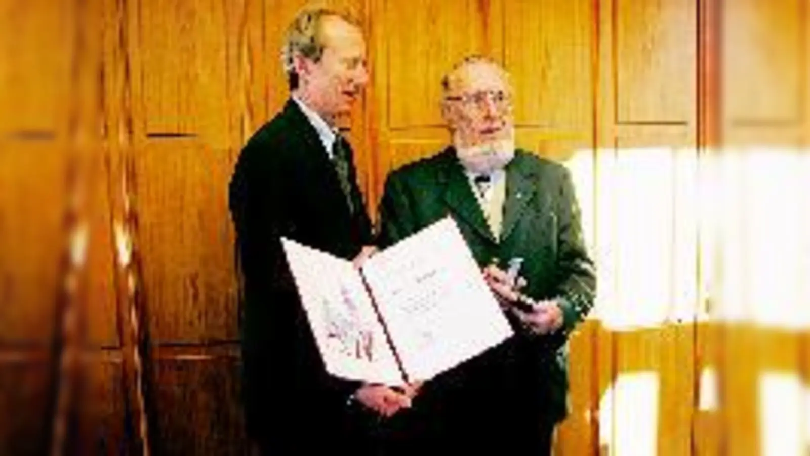 »Ich war kein Liebling der Stadträte«: Darum wurde Walter Wettstein (r.) vor kurzem auch mit der »München leuchtet«-Medaille ausgezeichnet. Überreicht durch Bürgermeister Hep Monatzeder.	 (Foto: Kessele-Schwarz)