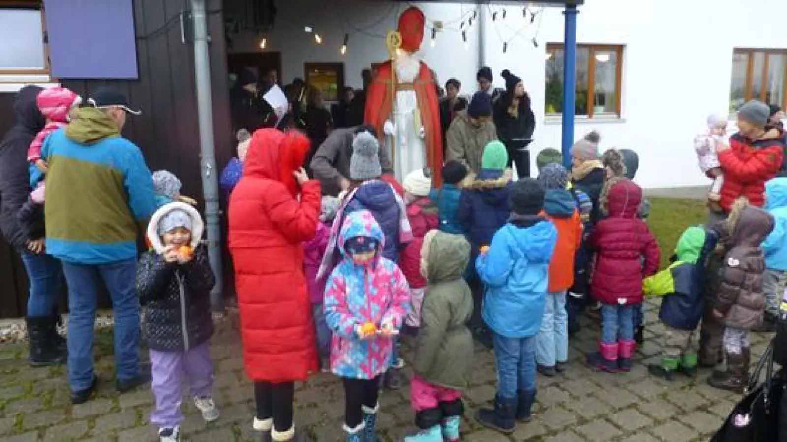 Die kleinen Plieninger freuten sich besonders über die Geschenke vom Nikolaus.  (Foto: Georg Rittler)