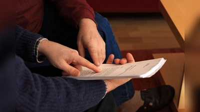 Ein rechtlicher Betreuer unterstützt unter anderem bei Anträgen an Krankenkassen oder Behörden. (Foto: Betreuungsverein Kath. Jugendsozialwerk München e.V.)