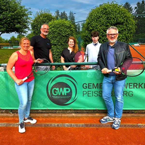 Die Gemeindewerke Peißenberg KU und der TSV freuen sich über die Zusammenarbeit. (Foto: TSV Peißenberg e.V.)