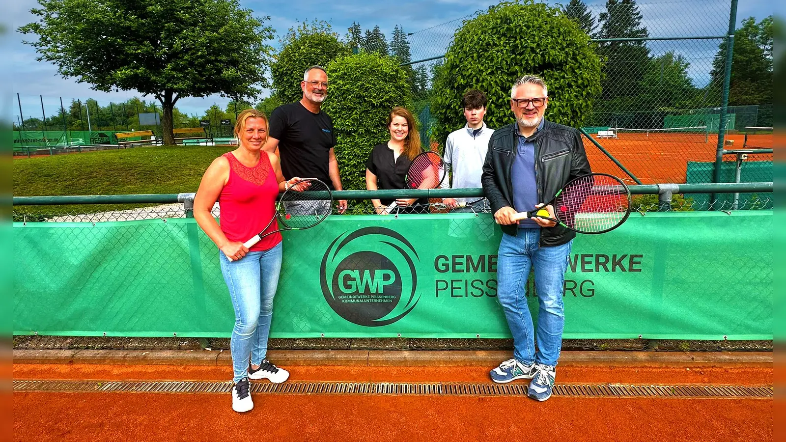 Die Gemeindewerke Peißenberg KU und der TSV freuen sich über die Zusammenarbeit. (Foto: TSV Peißenberg e.V.)
