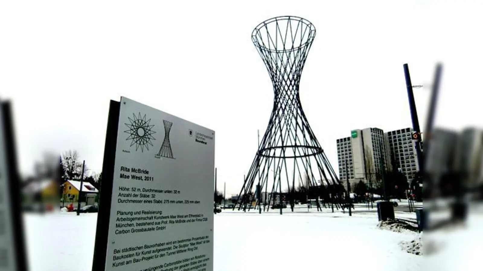 Seit kurzem informiert eine Tafel des Baureferats am Trambahn-Kiosk über einige Daten der großen »Dame« im Hintergrund. 	 (Foto: ikb)