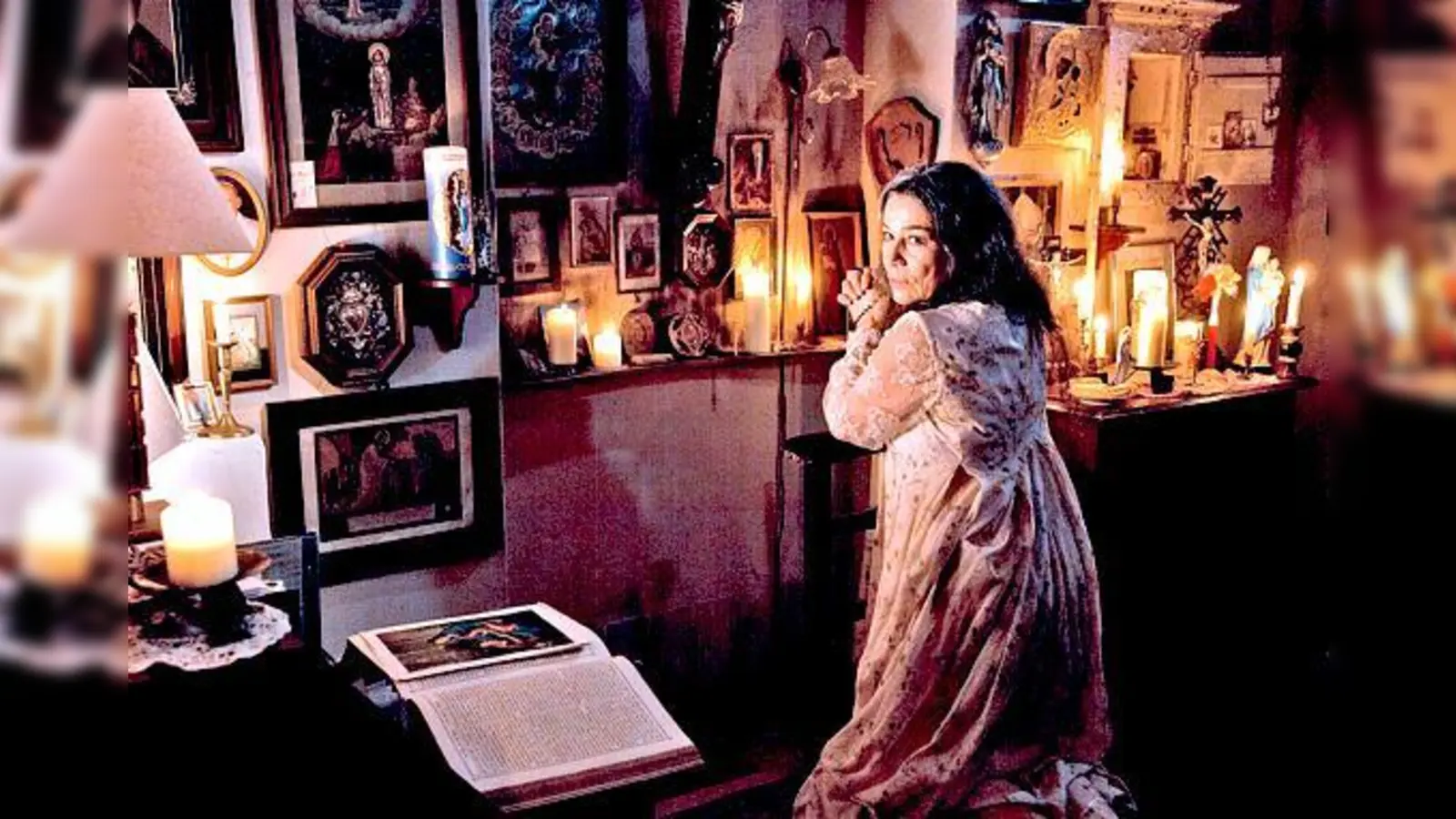 Ein Film über die Macht der Wunder: Daisy (Hannelore Elsner) hat ihr Zimmer in einen Schrein verwandelt. 	 (Foto: © 2012 Constantin Film Verleih GmbH)