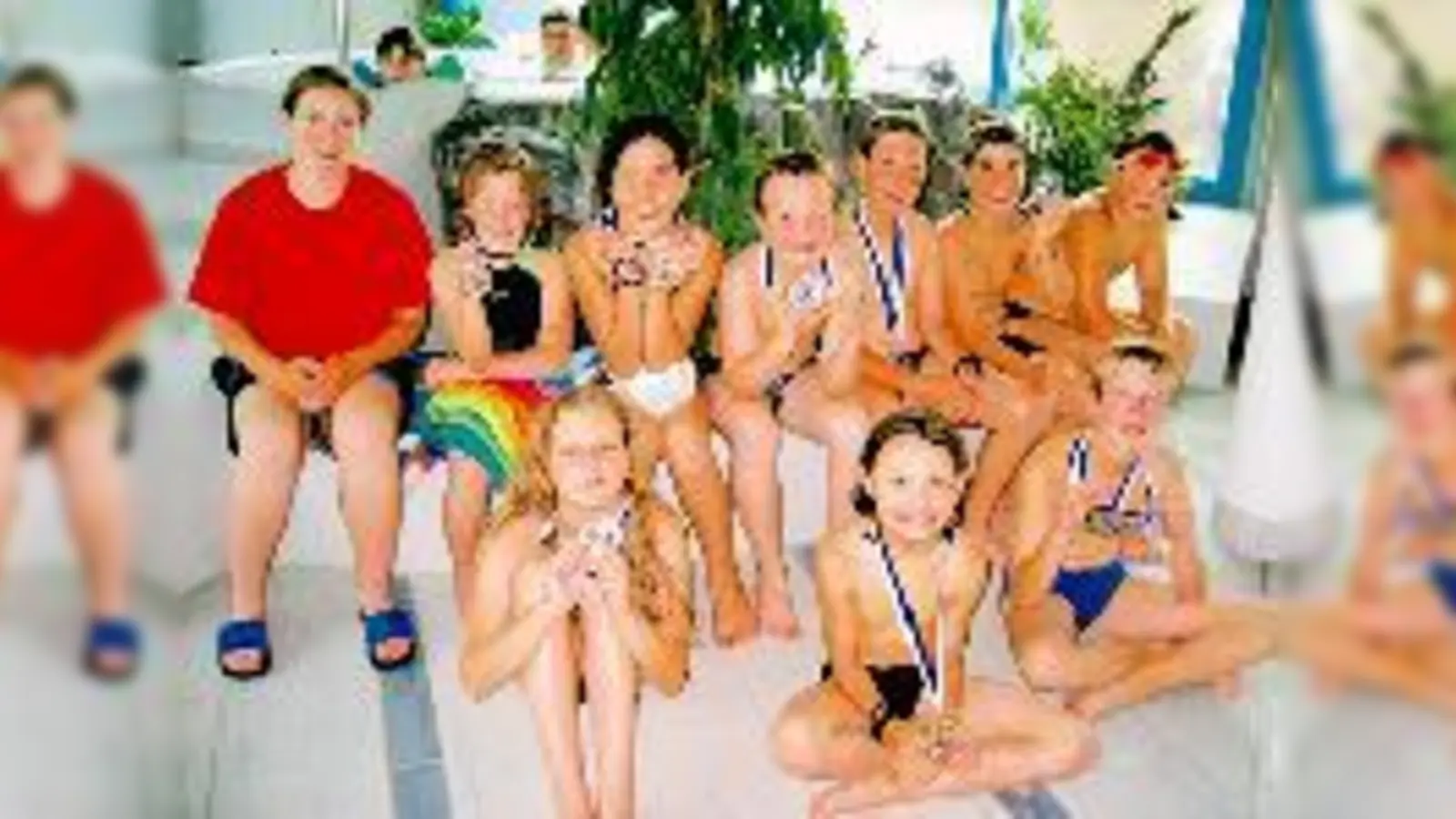 Gut abgeschnitten haben Elisabeth Neumann, Dennis Ehrer, Dominik Jelinek (vorne, v. li.), Vanessa Buchweitz, Theresa Srb, David Grüner, Maximilian Bollwein, Dennis Cvorak und Daniel Ziegler (hinten, v. li.) mit Trainerin Franziska Riedel (li.).	 (Foto: Vere)
