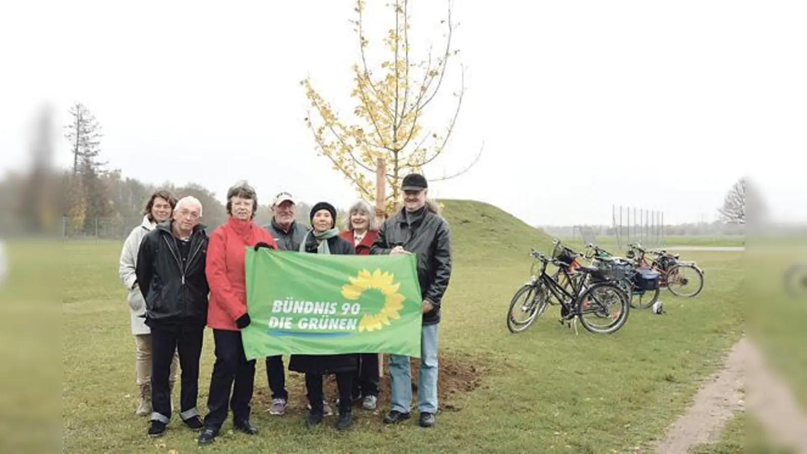 Felicitas Fried (Schriftführerin), Dr. Georg Bauer (Kassier), Dr. Martina Kreder-Strugalla (OV-Sprecherin, Gemeinderätin), Alfred Rietzler (GR), Hedwig Rietzler, Sigrid Bauer, Wolfgang Schmidhuber (OV-Sprecher, Gemeinderat) beim Pflanztermin.  (F.: VA)