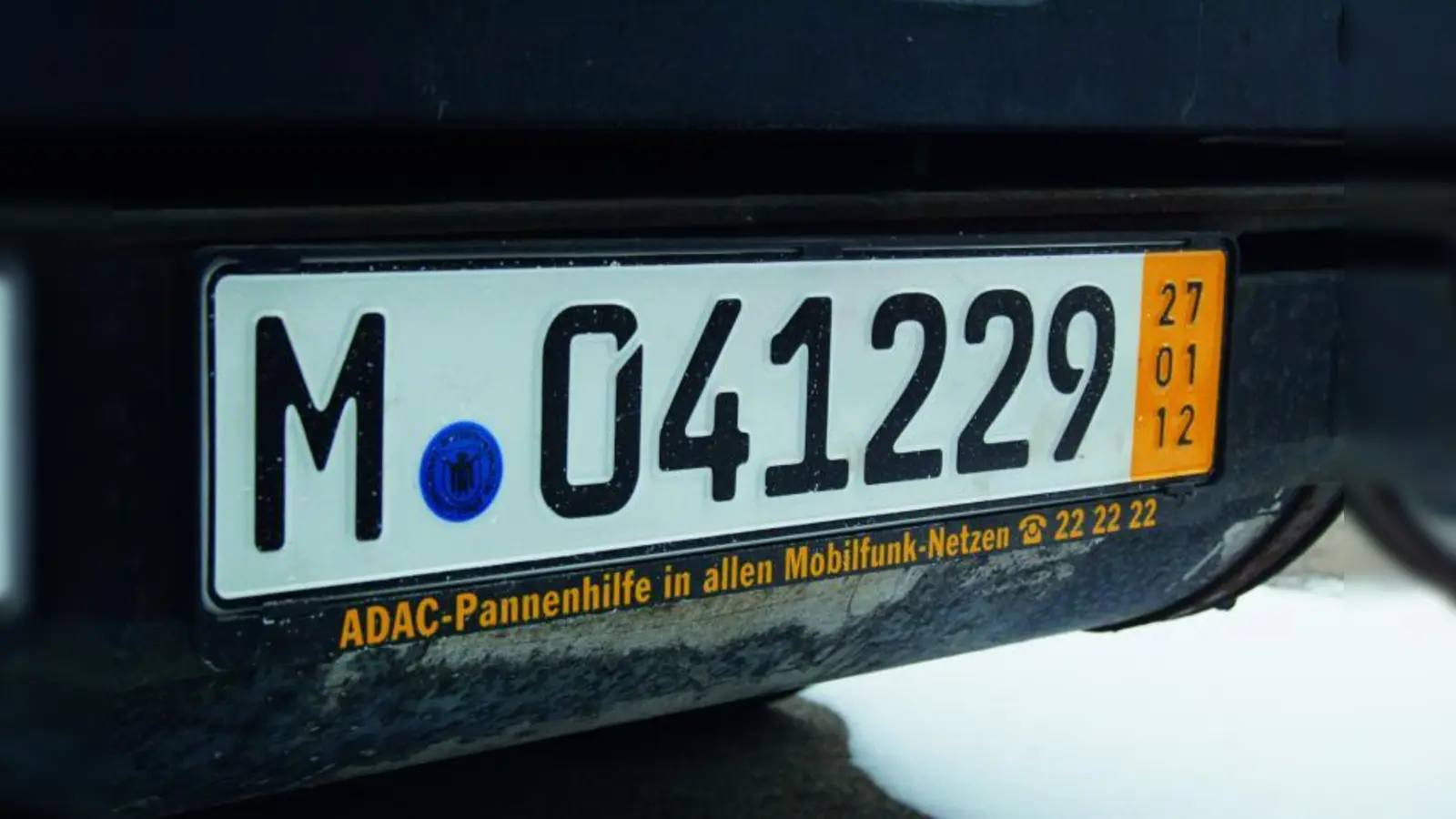 Wann das Kurzzeitkennzeichen seine Gültigkeit verliert, ist anhand der drei untereinander geschriebenen Zahlen auf gelbem Hintergrund erkennbar. In diesem Fall war das Ablaufdatum am 27. Januar 2012. (Foto: ADAC)