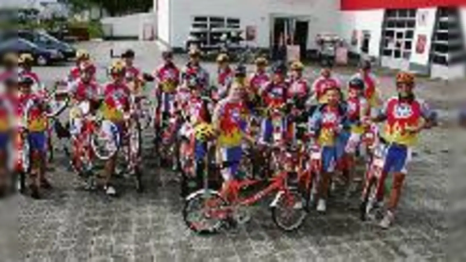 Tollkühne Fahrer und ihre knallbunten Drahtesel: Das Team Wochenanzeiger/TriTop vor dem Start zum Jedermann-Rennen.  (Foto: cr)
