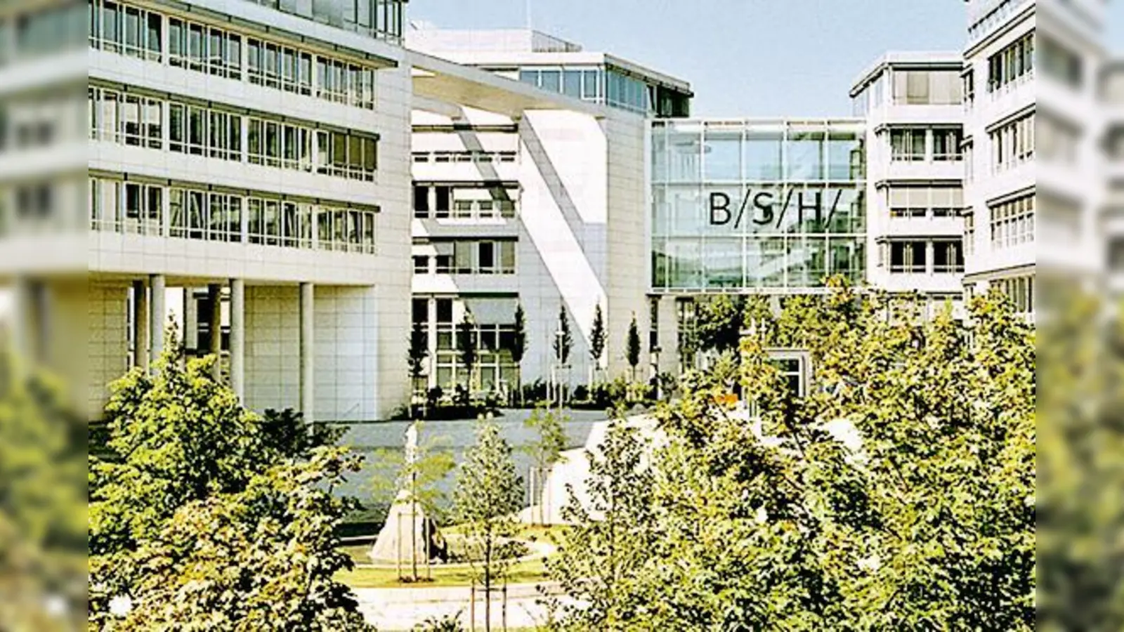 Der Gebäudekomplex von Bosch-Siemens-Hausgeräte in Feng-Shui-Architektur.  (Foto: Katrin Crone)