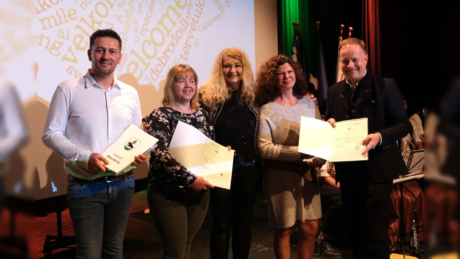 Jeton Gashi, Mariia Hartzendorf, Claudia Gros (Ausländerwesen Landratsamt Ebersberg) und Nikolaeva Ivanova wurden Landrat Robert Niedergesäß herzlich zur neu erworbenen Staatsbürgerschaft beglückwünscht. (Foto: LRA Ebersberg)