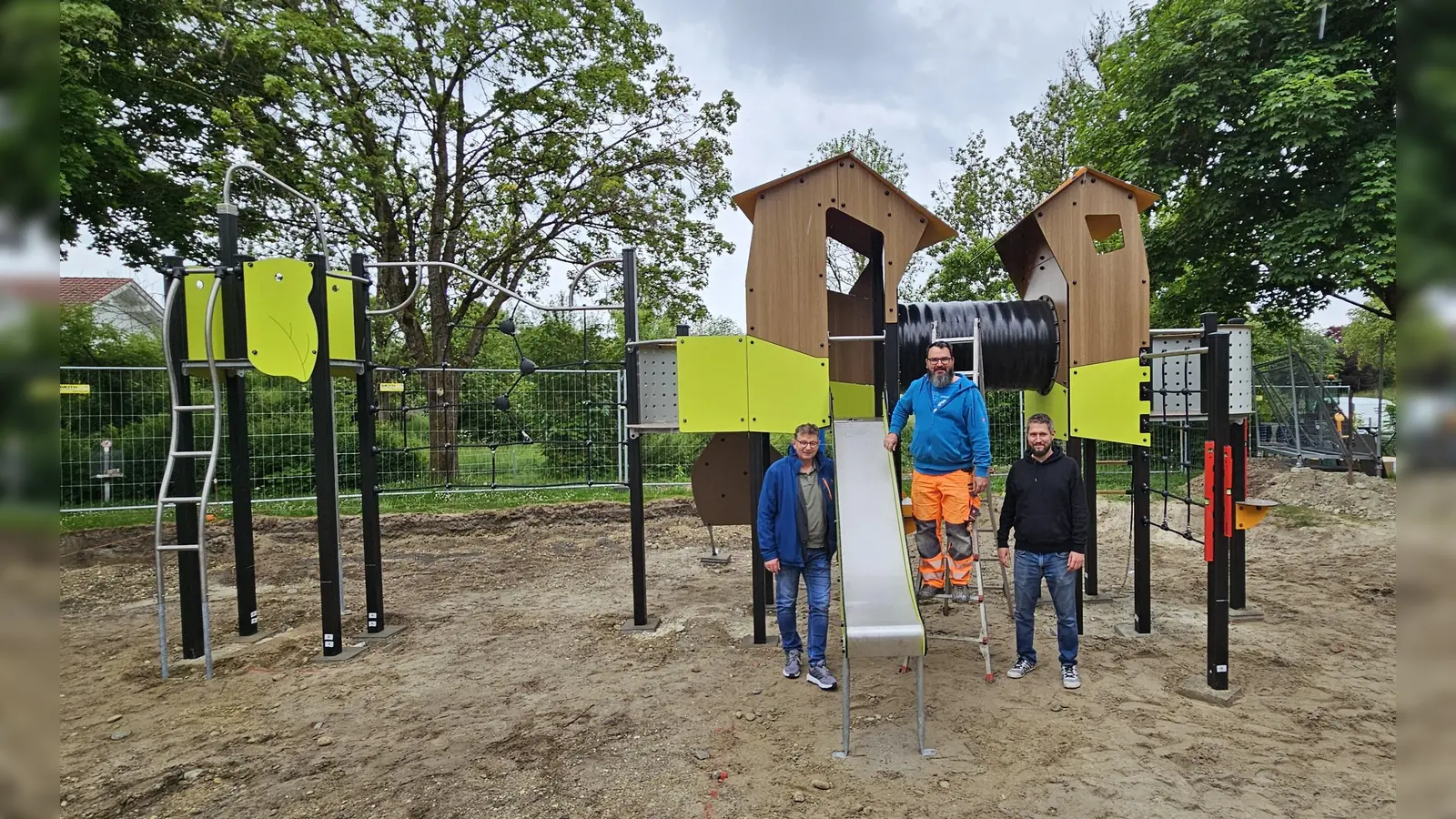Bei der Einweihung der rund erneuerten Spielplatzes (vl.) Brgm. Ulrich Proske, Stefan Frenzel (Leiter der Stadtgärtnerei) und Christian Zeisel (Stadtjugendpfleger). (F: Stadt Ebersberg)