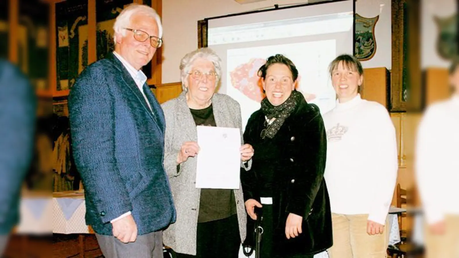 (V.  l.): Karl Hofmann (Vereinigte Bürgerinitiativen), Inge ­Hügenell (Vors. Perlacher Forst Verein), Adelheid Rupp (MdL, SPD), Antje Wagner (Gemeinderat Grünwald, Aktionsbündnis).   (Foto: HH)
