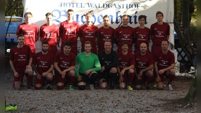 Die Fußballer freuen sich über ihre neuen Trikots. (Foto: sc)