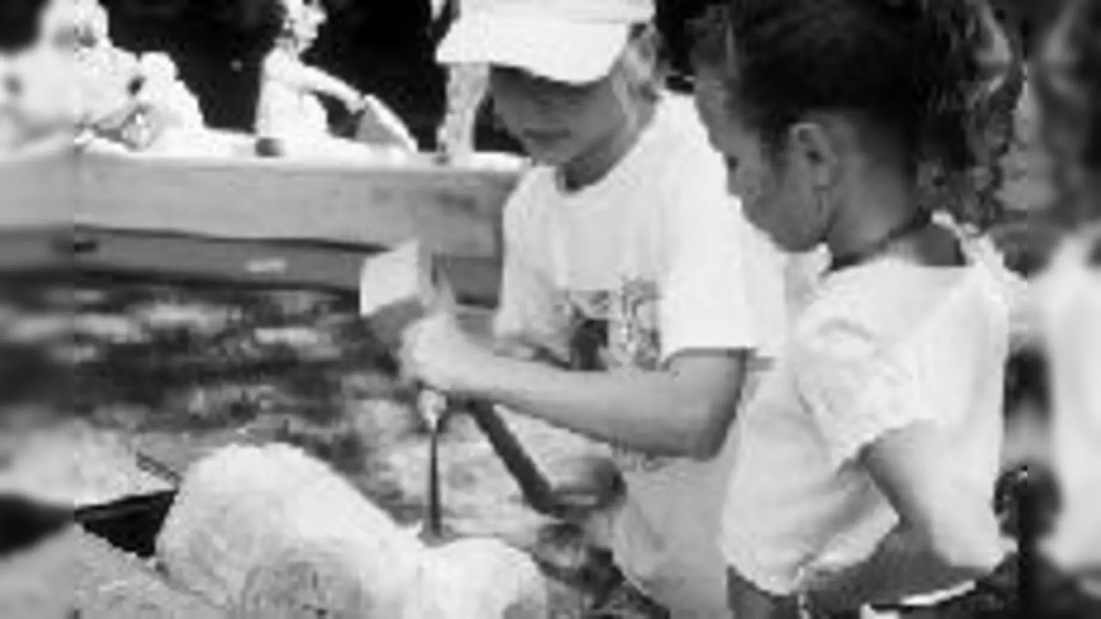 Kinder machen Kunst, wenn sie in der Ferienakademie im Olympiapark zu Besuch sind.	  (Foto: VA)