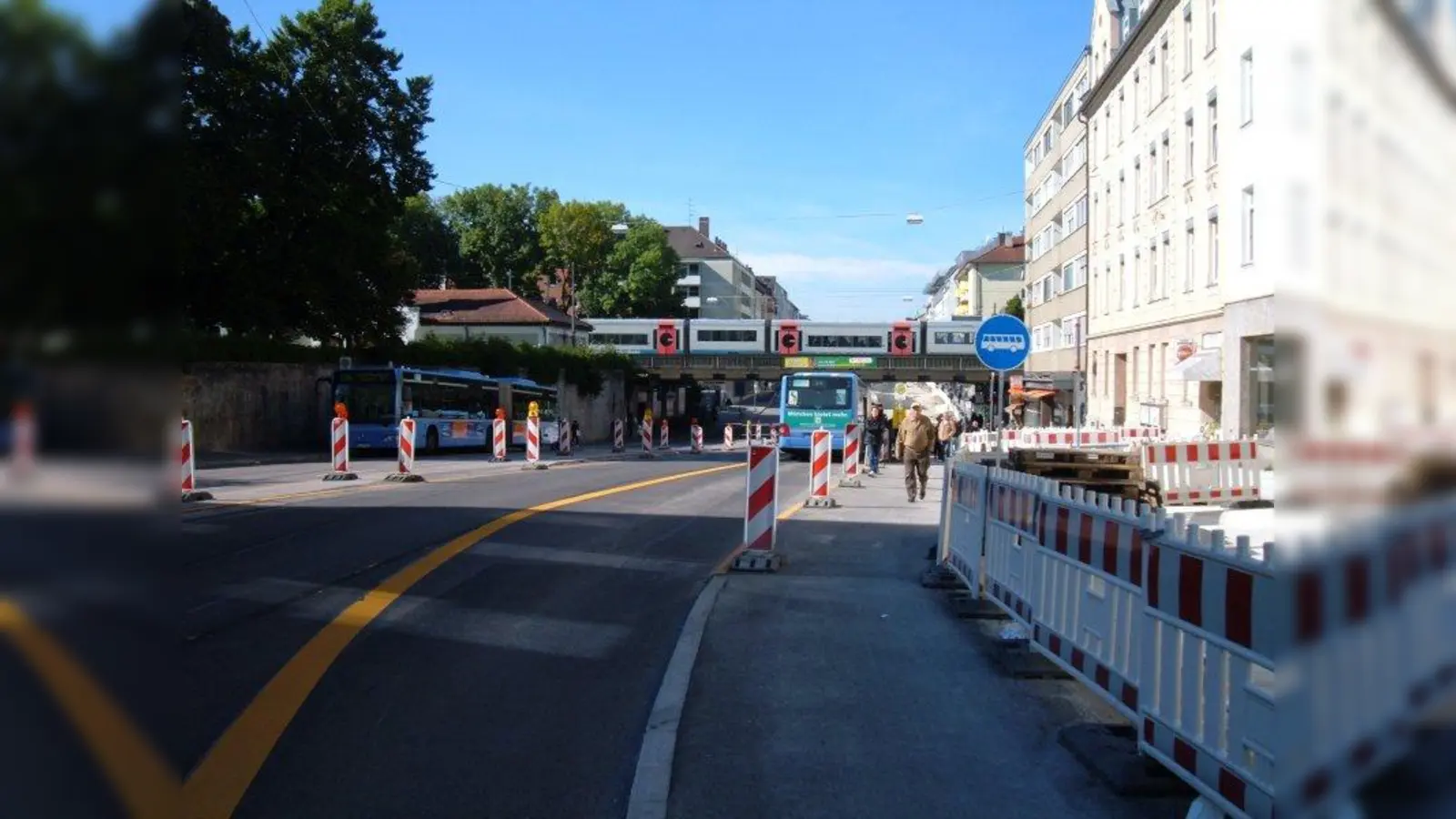Im Bereich zwischen Hansa- / Passauer- und Meindlstraße gibt’s keinen Radweg. Stattdessen wird ein Radfahrstreifen entlang der PKW-Fahrbahn markiert. Konflikte zwischen Radlern und den Fahrgästen an den Bushaltestellen sollen so vermieden werden, und zudem entsteht mehr Platz für Bushaltestellen und Gehweg. <br>Die Bushaltestellen werden neu angeordnet: Sie finden sich künftig stadtein- und -auswärts der Unterführung. Das gewährleistet kurze Wege von U- bzw. S-Bahn zu allen Buslinien. (Foto: AH)