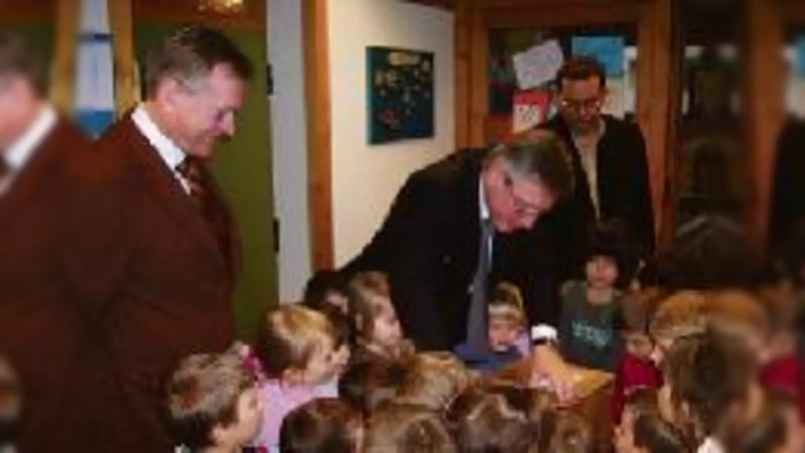 Stephan Rupprecht (UBS, Mitte), Johannes Singhammer (links) und Pfarrer Christian Weigl sind neugierig auf den Weihnachtsschmuck, den die Kinder des Kindergartens Dankeskirche gebastelt haben.  (Foto: VA)