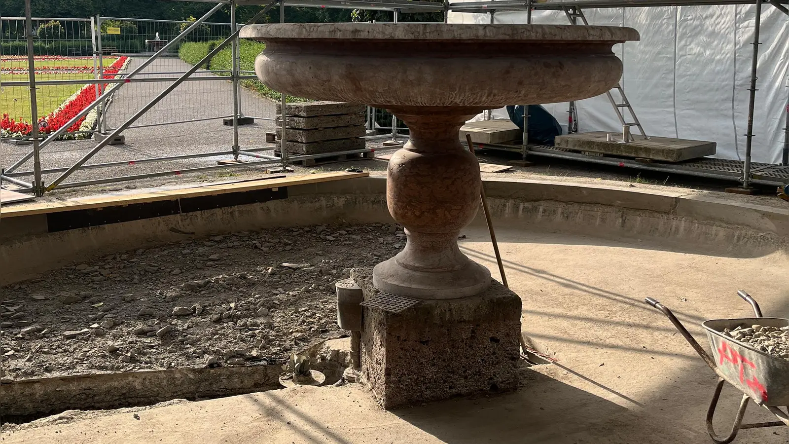 Nacheinander werden die vier Brunnen im Hofgarten saniert. Mit dem Südwestlichen hat das Bauamt bereits begonnen.  (Foto: Bayerische Schlösserverwaltung, Stefan Zunhamer)