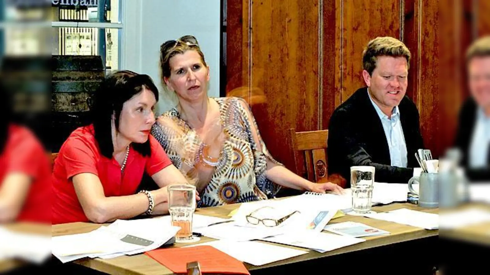 SPD Moosach-Vorsitzende Julia Schönfeld-Knor (M.) gemeinsam mit Ruth Hohenadl, FDP-Kandidatin für den Bundestag, und Florian Post, SPD-Kandidat für den Bundestag. 	 (Foto: VA)