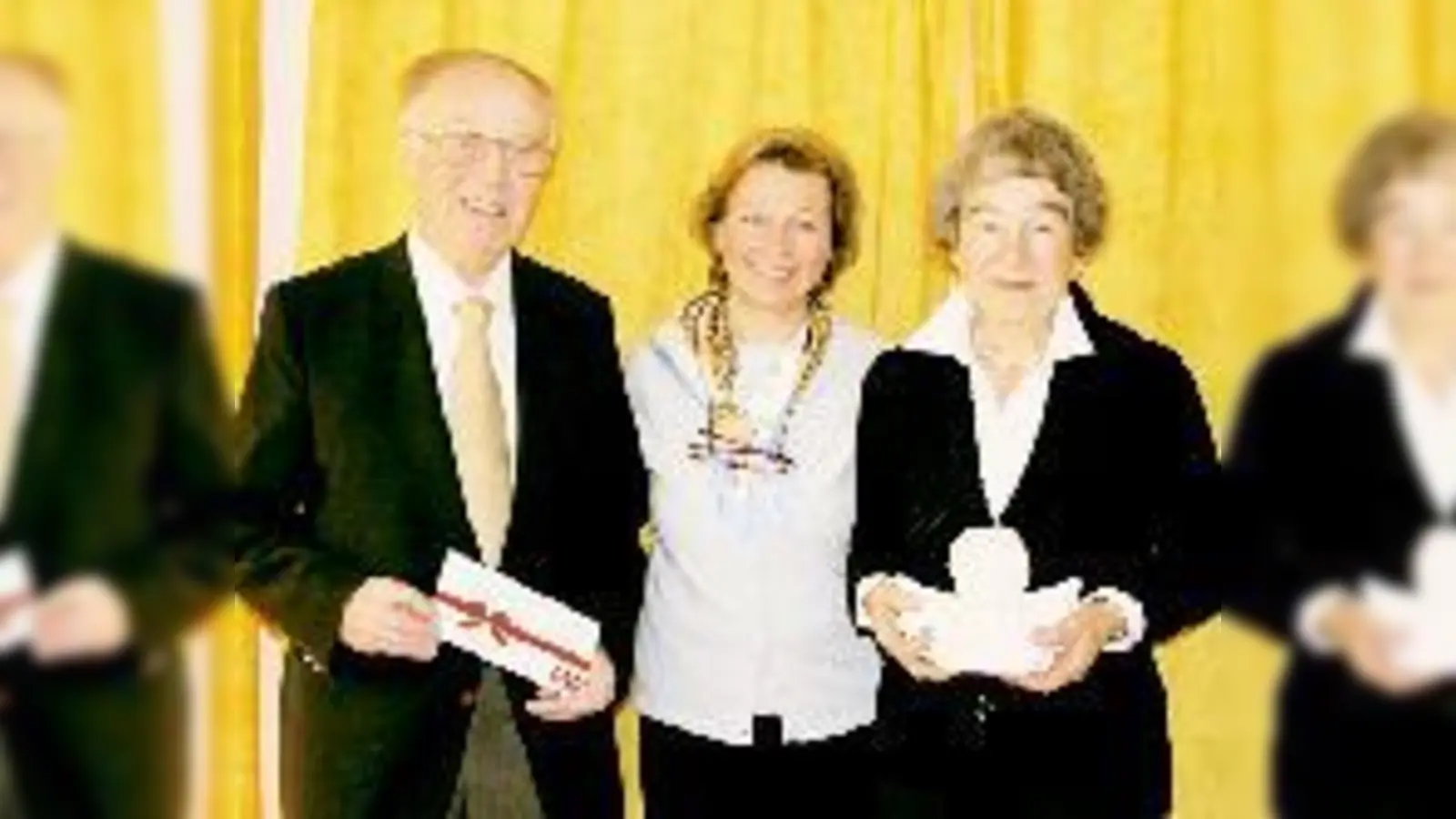 Ursula Kneidl (Bildmitte) freut sich über die Auszeichnung von Hans-Georg und Irmingard Houzer, die zum Weihnachtsengel 2009 gekürt wurden. Zur Belohnung gab es einen schönen Engel und einen pep-Gutschein.   (Foto: Woschée)