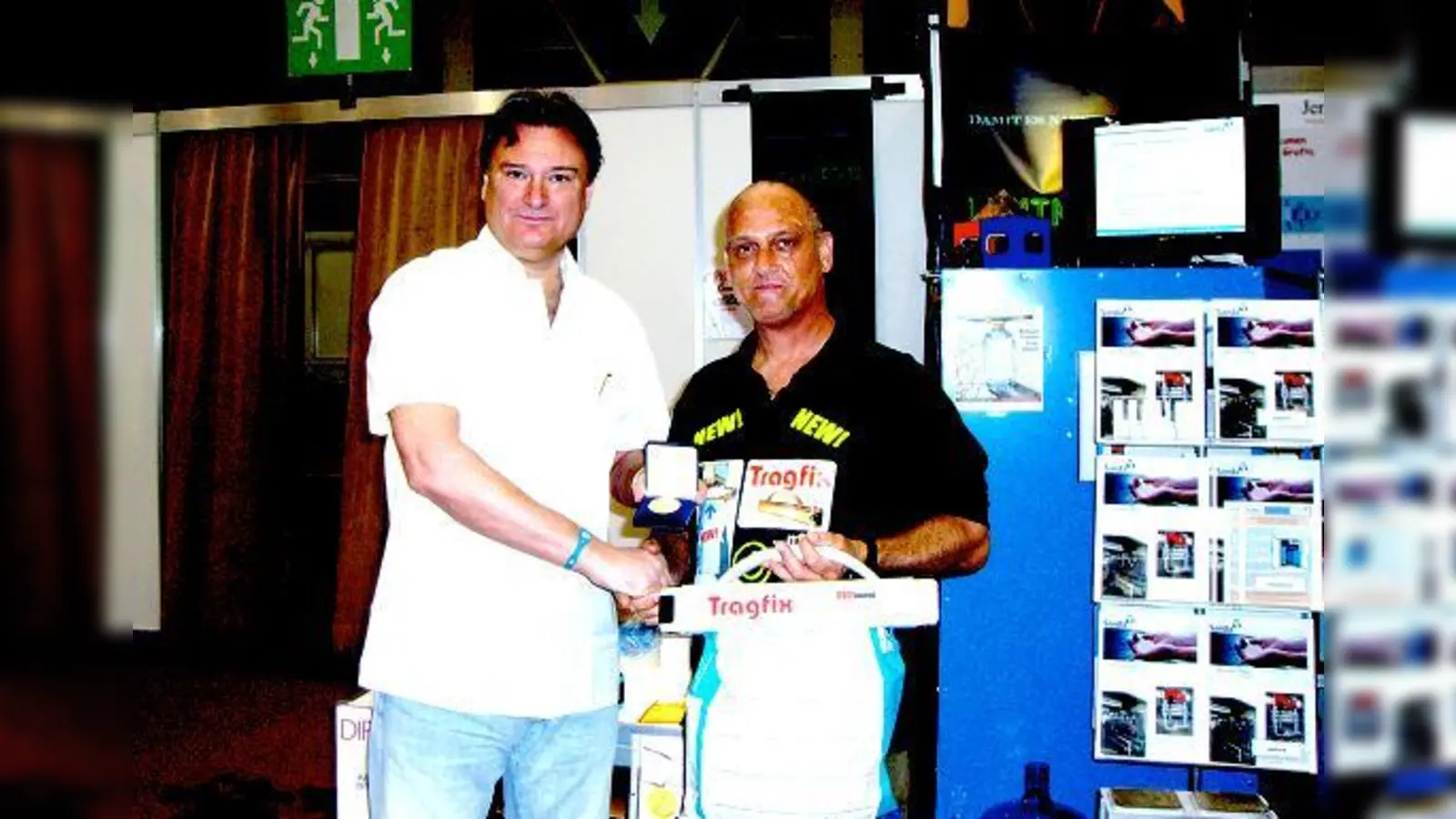 David Taji (r.), Organisationskomitee und Präsident der Preis-Jury der Erfindermesse Genf, gratuliert Martin Ecker aus Neufahrn. 	 (Foto: Privat)