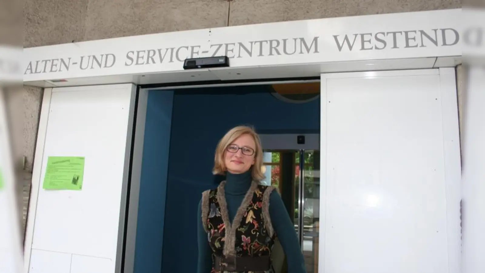Die 35-jährige Sozialpädagogin Melanie Ritter, neue Leiterin des ASZ Westend, erklärt, das Notwendige zu tun, bedeute „manche Not zu wenden”. (Foto: tg)