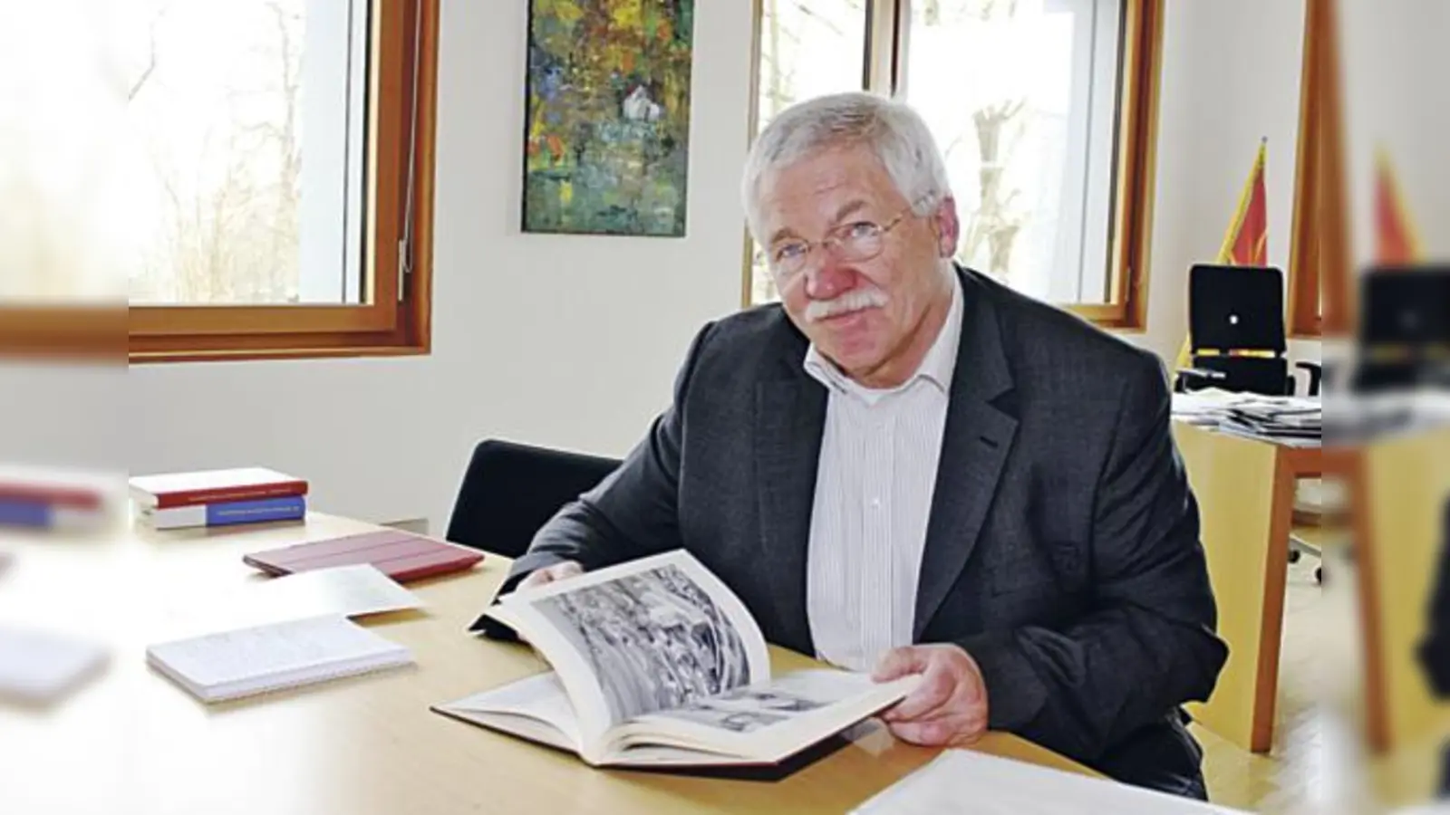 »Eine Chronik hält Veränderungen fest«, sagt Feldkirchens Bürgermeister  Werner van der Weck. Davon gab es seit 1990 einige im Ort.	 (Foto: bs)