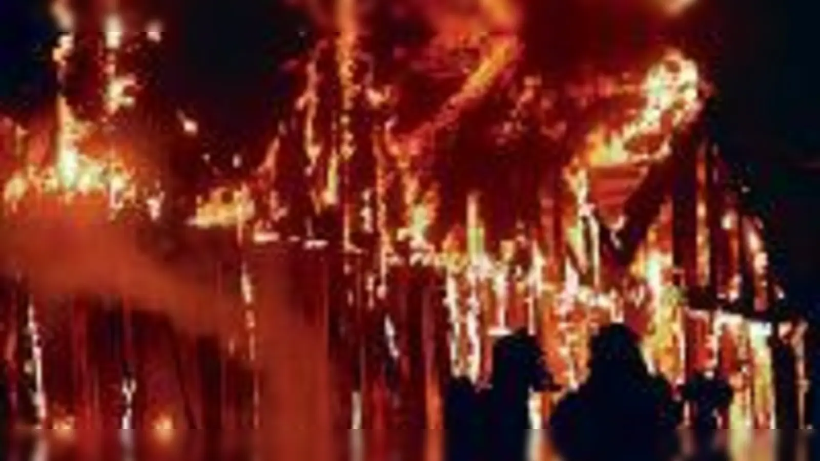 Damit der Traum vom Eigenheim nicht in Flammen  (Foto: Rechtzeitig den Versicherungsschutz überprüfen.)