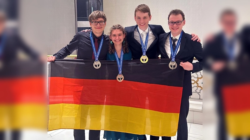 Das deutsche Team der IChO 2026 in Taschkent um Magnus Güldenpfennig (2.v.r.) aus Gauting mit Oskar Meißner, Leah Maria Bean und Tobias Schröder (v.l.). (Foto: IChO-IPN)