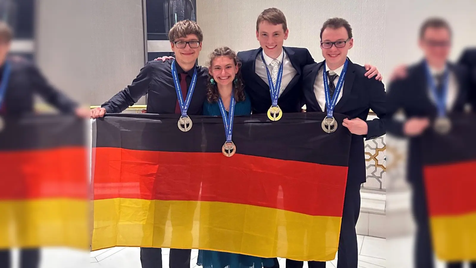 Das deutsche Team der IChO 2026 in Taschkent um Magnus Güldenpfennig (2.v.r.) aus Gauting mit Oskar Meißner, Leah Maria Bean und Tobias Schröder (v.l.). (Foto: IChO-IPN)