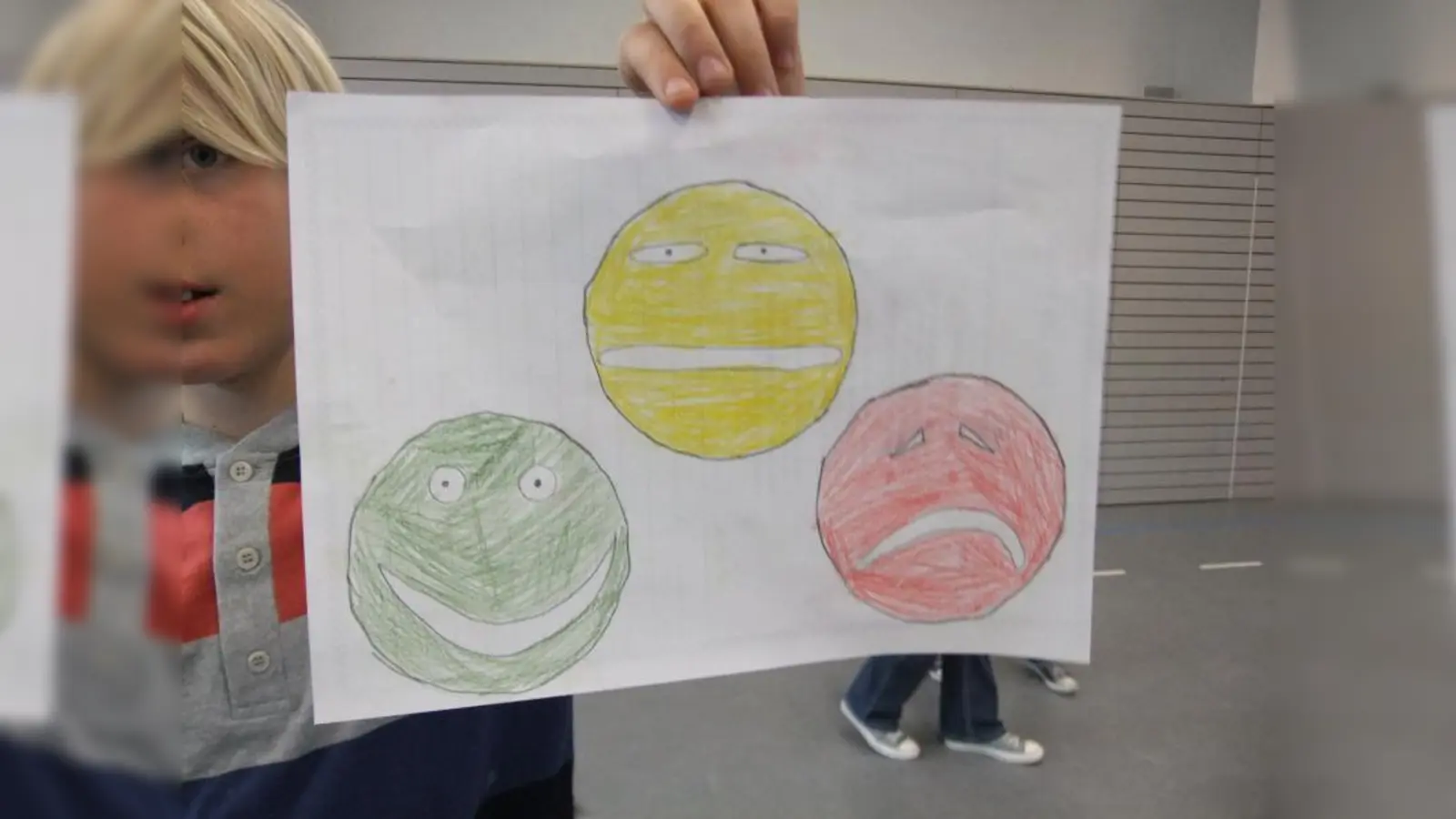 Mit verschiedenen Smileys kennzeichneten die Schüler und Schülerinnen die Sicherheit der Produkte. (Foto: Eva Wobido)