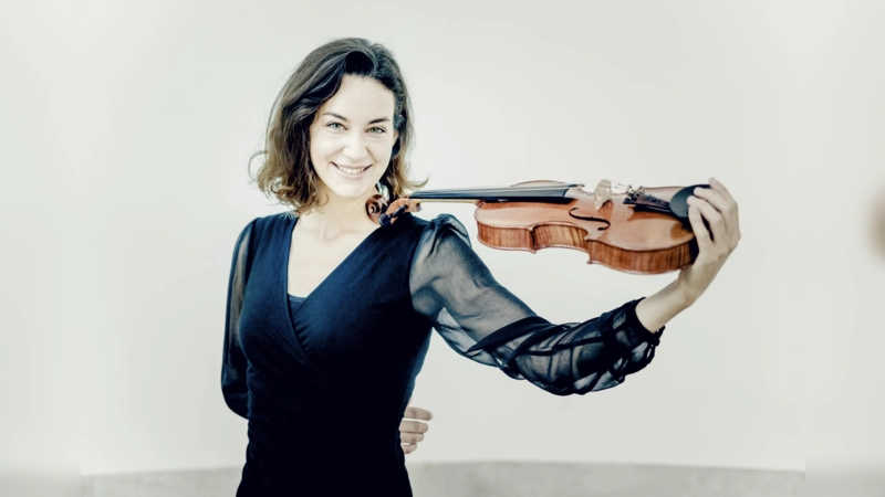 Sophia Herbig ist eine aus München stammende Geigerin. Ihre Orchestertätigkeit führte sie zu Klangkörpern wie u.a. dem Symphonieorchester des Bayerischen Rundfunks. Seit Oktober 2019 ist sie als Stimmführerin der 2. Violinen im Mozarteumorchester Salzburg engagiert. (Foto: Andrej Grilc)