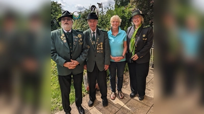 Glückwünsche überbracht: Schützenmeister Klaus Schokolinski, 2. Schützenmeister Burkhard Knall, Jubilarin Altbürgermeisterin Ursula Mayer und 1. Schatzmeisterin Elfriede Liebhart.<br><br><br> (Foto: Schokolinski)