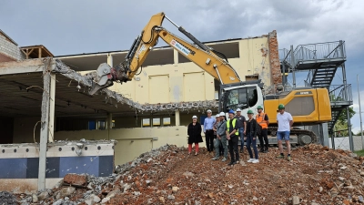 Landrätin Andrea Jochner-Weiß (links) mit den Sachverständigen aus dem Landratsamt und Vertretern der Baufirmen auf der Baustelle der neuen Gymnasiums-Turnhalle. (Foto: Landratsamt)