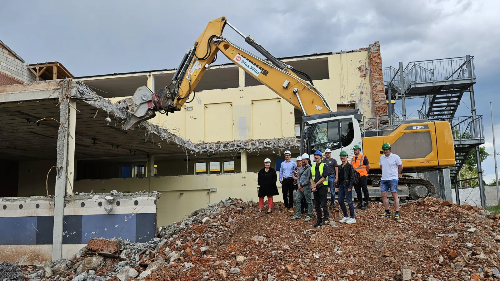 Landrätin Andrea Jochner-Weiß (links) mit den Sachverständigen aus dem Landratsamt und Vertretern der Baufirmen auf der Baustelle der neuen Gymnasiums-Turnhalle. (Foto: Landratsamt)