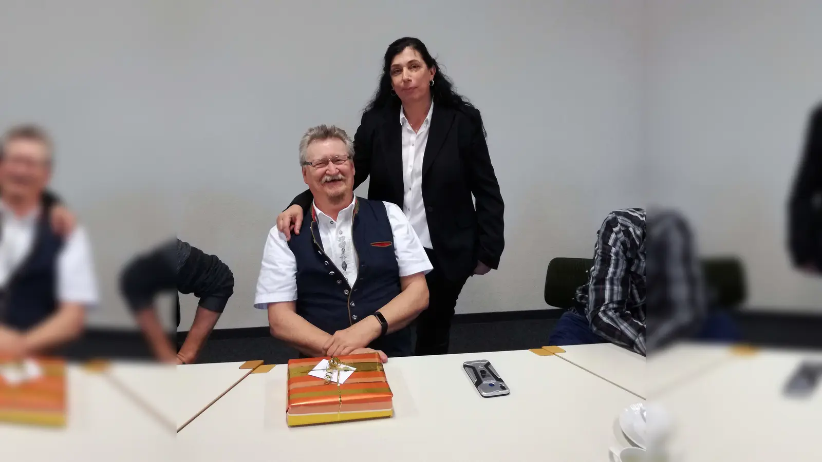 Seit 40 Jahren packt Norman Perry Contos beim BRK Erding mit an. Kreisgeschäftsführerin Gisela van der Heijden dankte ihm dafür. (Foto: Danuta Pfanzelt)