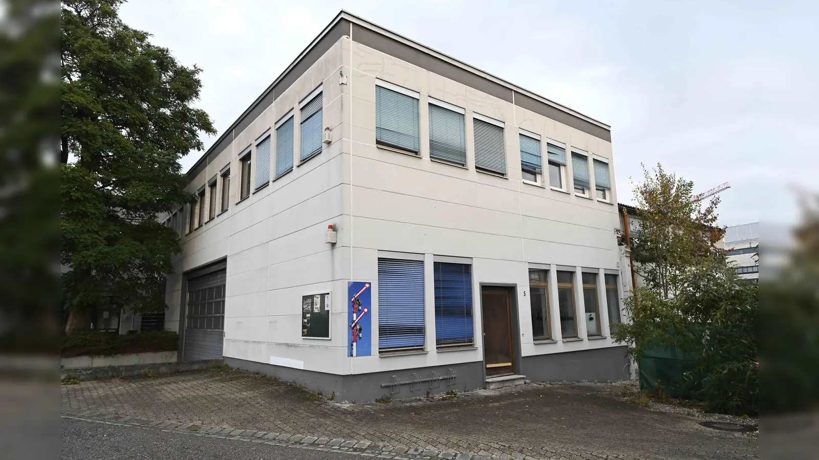 Die Fassade des Modelleisenbahnvereins an der Föhringer Allee 5 dürfen Kunstschaffende gestalten, teilt die Gemeinde Unterföhring mit. (Foto: Gemeinde Unterföhring/bau)