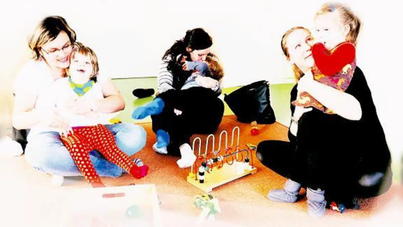 Lucia Pisecka (33) mit ihrer Tochter Viktoria (4), Isabella Behringer (30) mit Sohn Lenny (5) und Sabine Riediger (31) mit ihrer Tochter Emilia (3) haben Spaß bei ihren wöchentlichen Treffen.	 (Foto: VA)