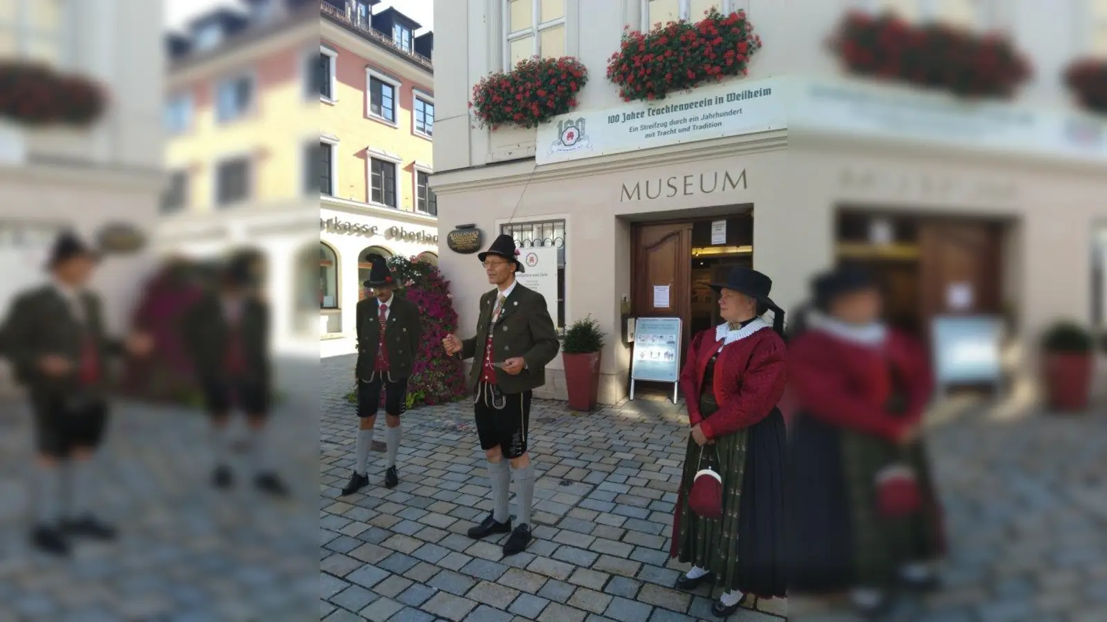 Xaver Kastl (Mitte) bei der Eröffnung der Sonderausstellung zum 100-jährigen Bestehen des Heimat- und Trachtenvereins vor dem Stadtmuseum. (Foto: Heimat- und Trachtenverein Weilheim e.V.)