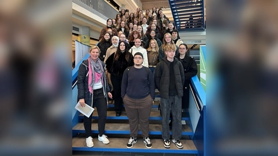 Lehrerin Clarissa Bachmeier mit den Schülerinnen und Schülern auf der Jahrestagung der Deutschen Gesellschaft für Humangenetik. (Foto: GfH)