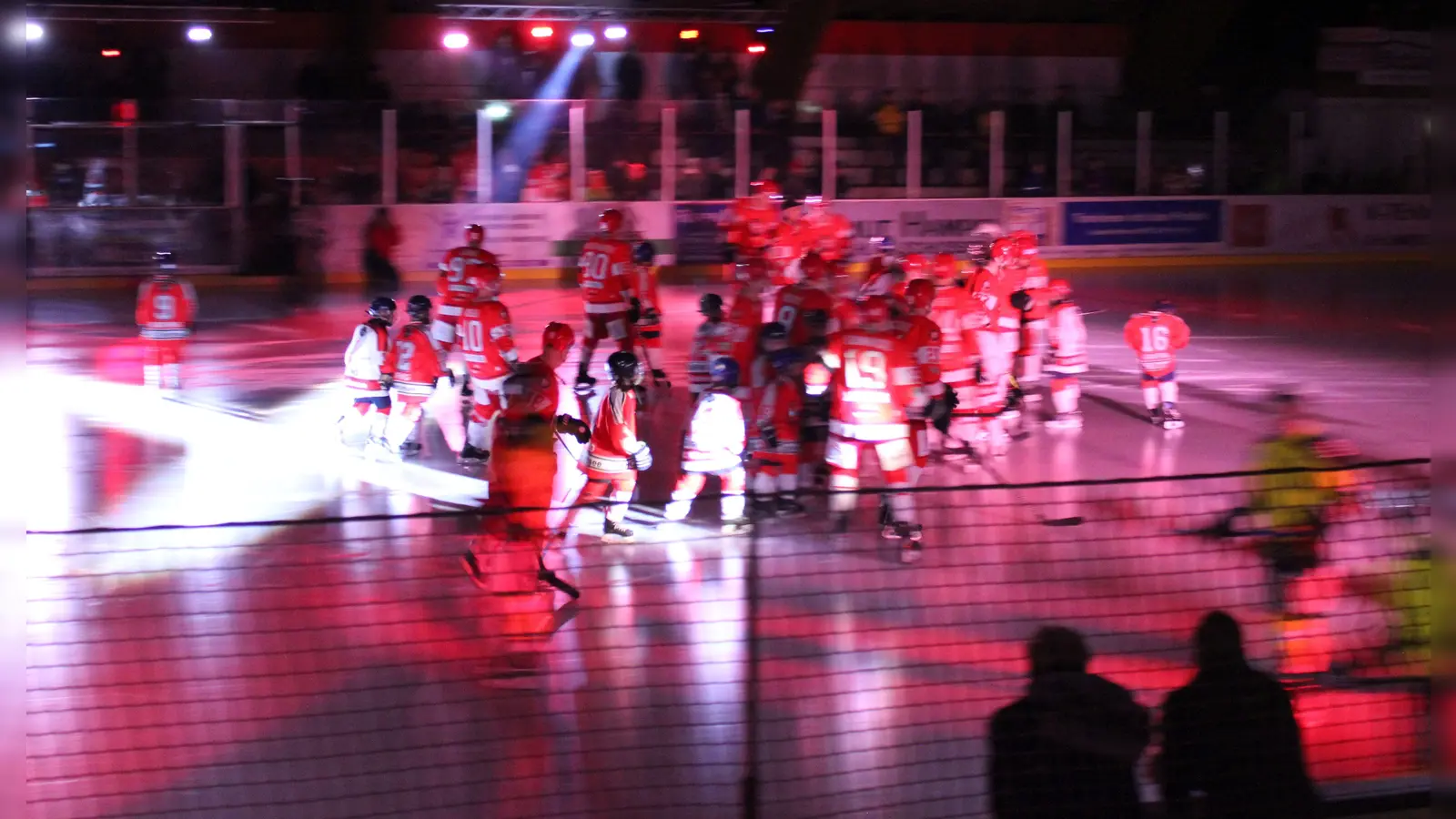 "Momentaufnahme" vom Einlaufen der Rot-Weißen mit Nachwuchsspielern vor dem Heimspiel des EHC Klostersee gegen die Schongau Mammuts (6:0). (Foto: smg )