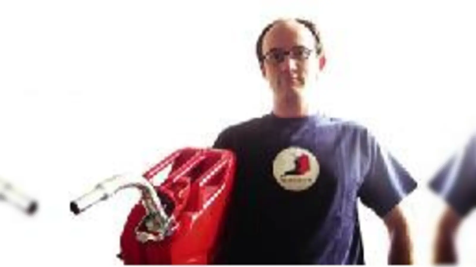 Musik aus der roten Kanne: Bernd Hofmann bringt Münchner Lokalbands groß heraus.  (Foto: VA)