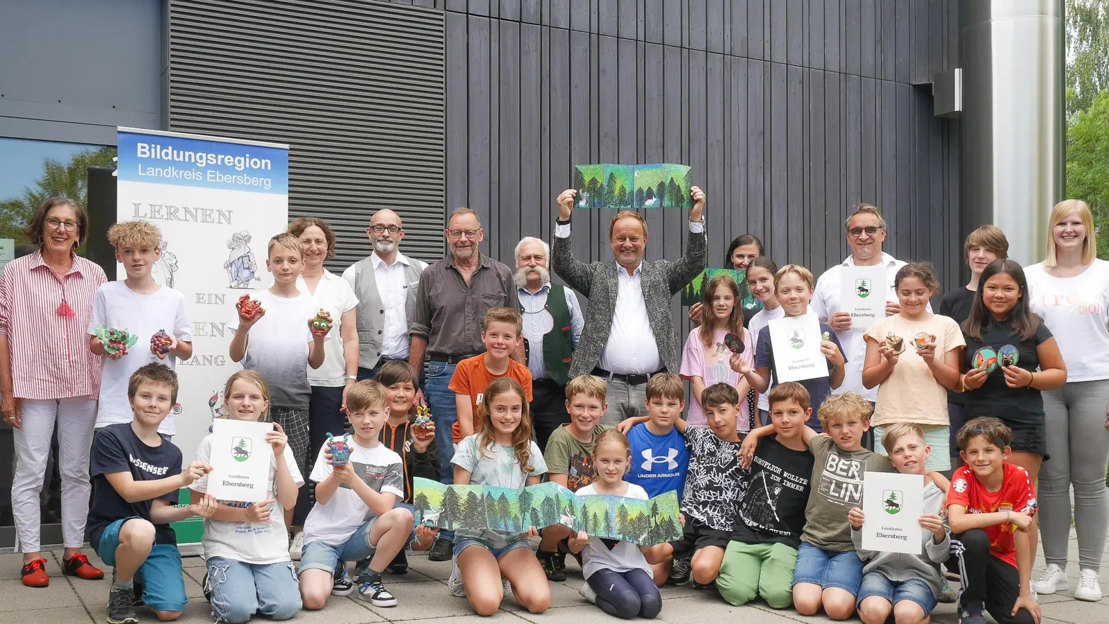 Landrat Robert Niedergesäß gratulierte den glücklichen Preisträgern und Organisatoren des Wettbewerbs, der seit 1979 stattfindet. (Foto: Hans-Rudolf Schulz)