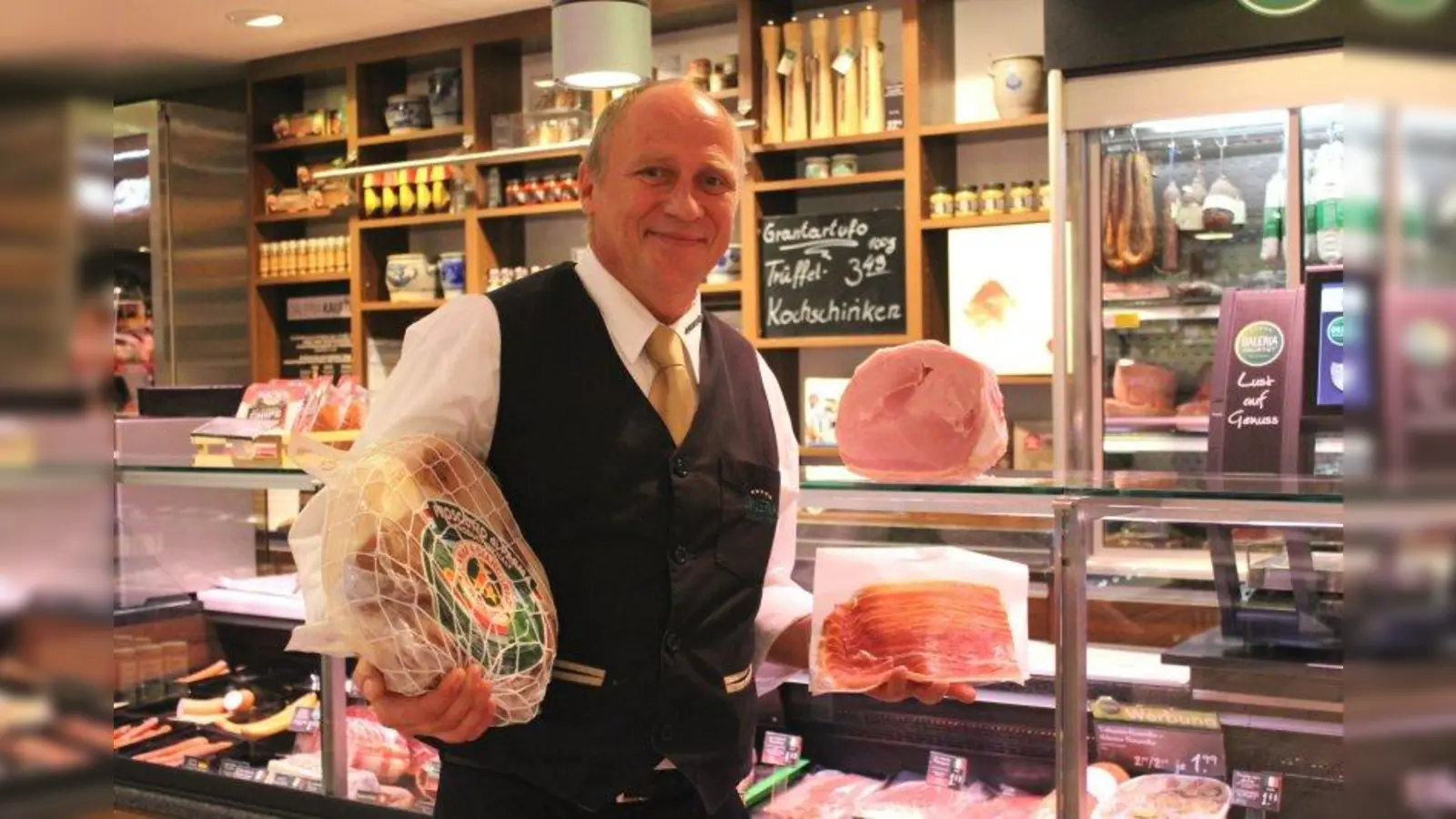 Stefan Wollscheit ist Mitarbeiter in der Gourmetabteilung der Galeria Kaufhof am Rotkreuzplatz und steht bei allen Fragen rund um das Thema Schinken zur Verfügung. (Foto: sb)