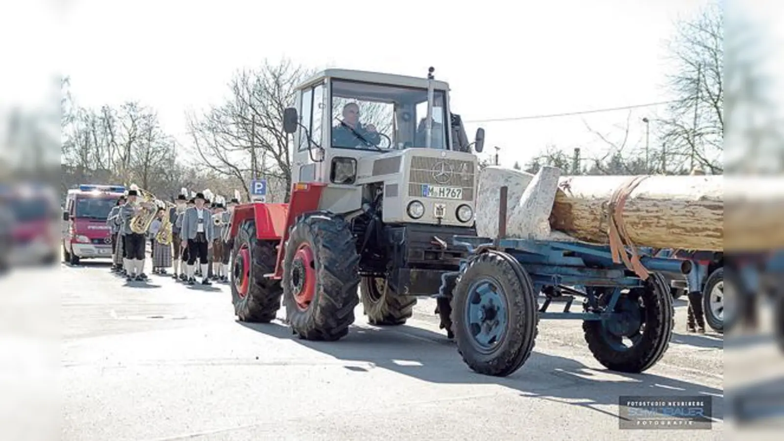Sechs anstrengende Wochen liegen vor den Neubiberger Lindenburschen, die aus einem schlichten Fichtenstamm einen Maibaum machen.	 (Foto: Fotostudio Neubiberg)