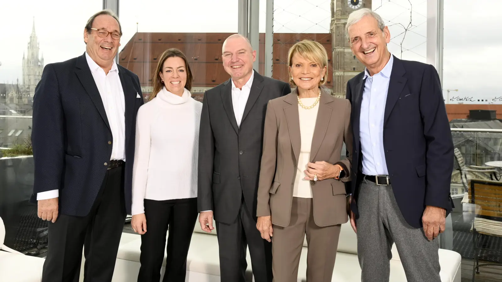 Neuer Vorstand: Dr. Harald Mosler, Margarethe Schlemmer, Jürgen Engler, Uschi Glas, Dieter Hermann<br>brotZEIT e.V. (von links). (Foto: Michael Tinnefeld)