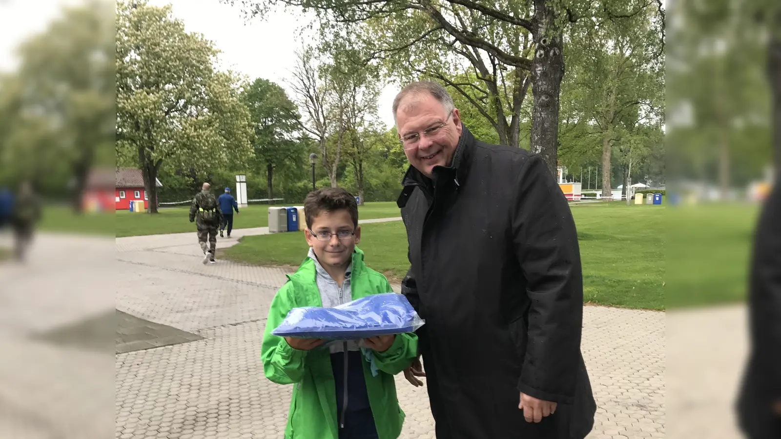 Bürgermeister Wolfgang Panzer begrüßte bei der Eröffnung des Unterhachinger Freibades als einen der ersten Gäste Sebastian, der sich von den kühlen Temperaturen nicht abschrecken ließ. (Foto: hw)