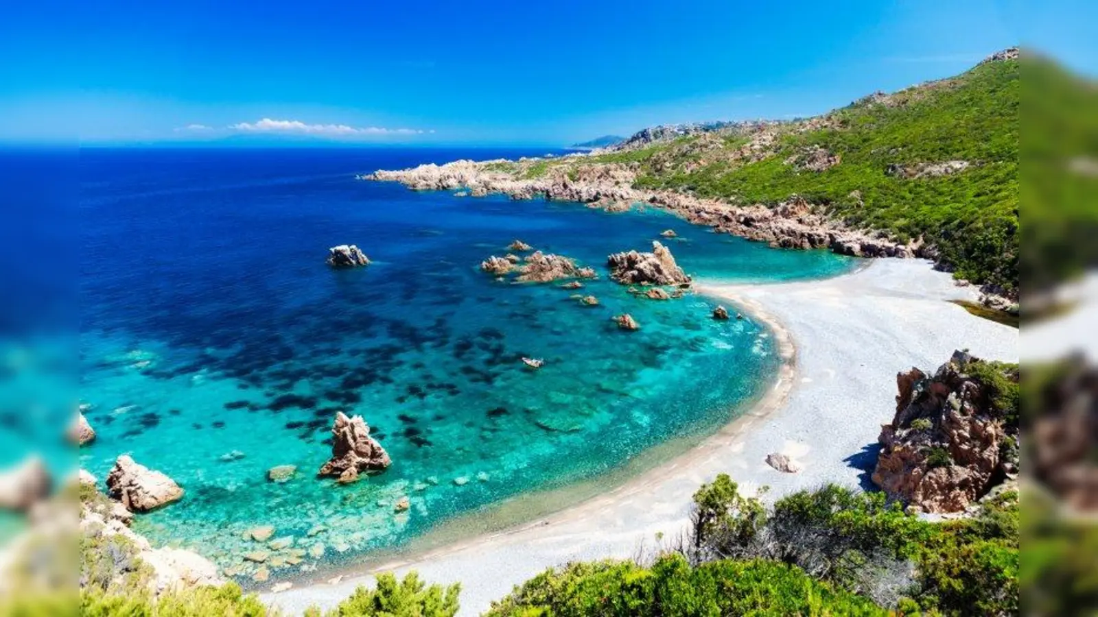 Weiße Traumstrände mit kristallklarem Meer: Das ­Urlaubsparadies Sardinien.	Bild: arsdigital (Foto: – fotolia.com)