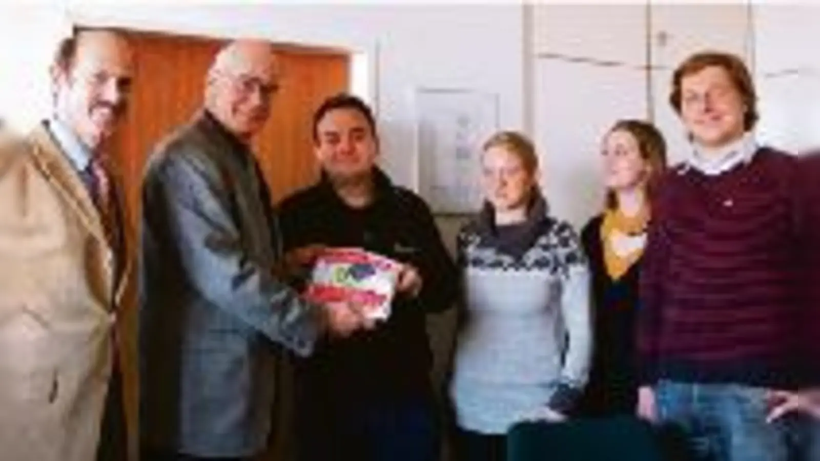 KJR-Vorstandsmitglied Markus Schön (3.v.li.) überreichte MVV-Geschäftsführer Klaus Wergles (2.v.li.) 23.655 Unterschriften für günstigere MVV-Tarife.	  (Foto: KJR)