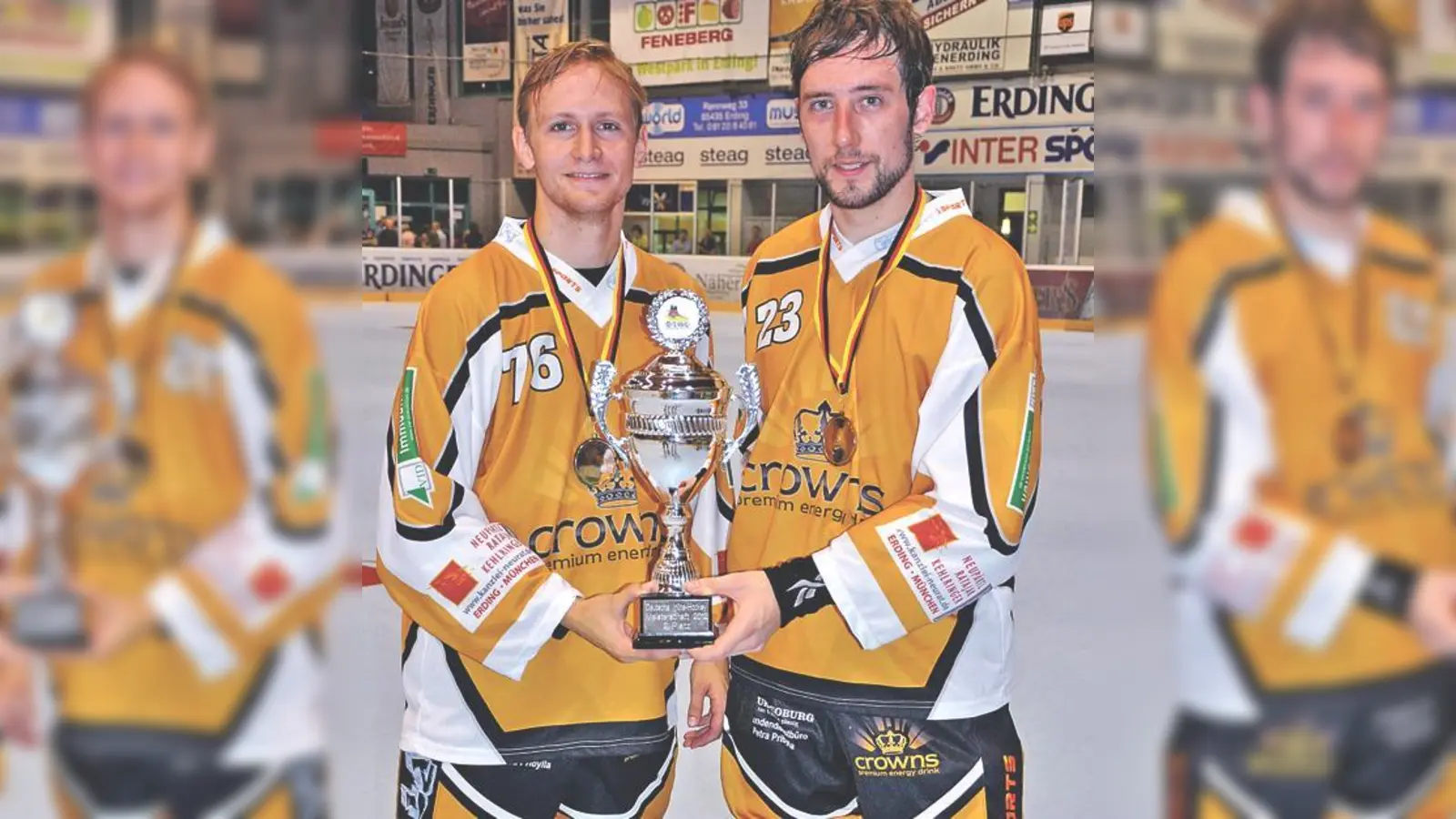 Bernd Rische (re., hier mit Teamkollege Valentin Scharpf nach dem zweiten Platz in der Inline Hockey Liga mit den Erding Crowns) verlässt den EHC Klostersee mit einem weinenden Auge  und noch einem weinenden Auge.	 (F: smg/privat)